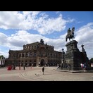 Das König-Johann-Denkmal vor der Semperoper